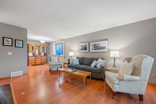 479 Templevale Drive Ne, Calgary, AB - Indoor Photo Showing Living Room