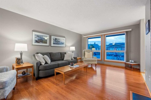 479 Templevale Drive Ne, Calgary, AB - Indoor Photo Showing Living Room
