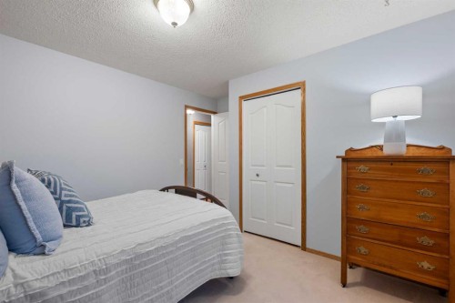 479 Templevale Drive Ne, Calgary, AB - Indoor Photo Showing Bedroom