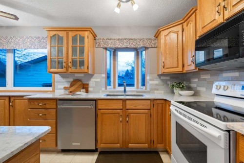 479 Templevale Drive Ne, Calgary, AB - Indoor Photo Showing Kitchen