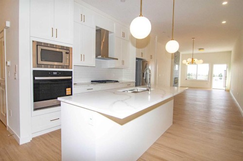 31 Wolf Crescent, Okotoks, AB - Indoor Photo Showing Kitchen With Upgraded Kitchen