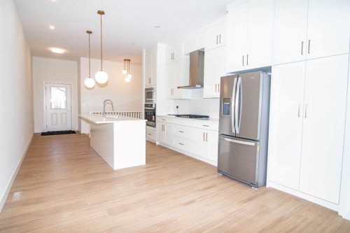 31 Wolf Crescent, Okotoks, AB - Indoor Photo Showing Kitchen With Upgraded Kitchen
