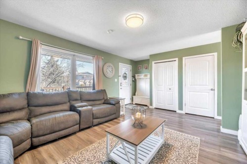 334 Lausen Place, Carseland, AB - Indoor Photo Showing Living Room