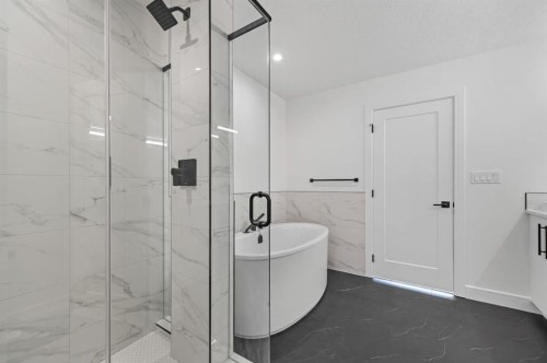 135 Walgrove Bay Se, Calgary, AB - Indoor Photo Showing Bathroom