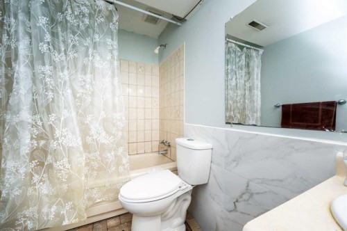 356 Falmere Road Ne, Calgary, AB - Indoor Photo Showing Bathroom