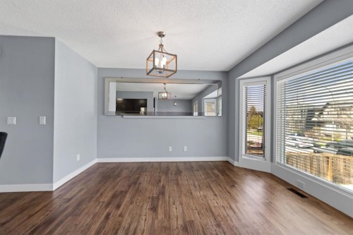 213 25 Avenue Ne, Calgary, AB - Indoor Photo Showing Other Room