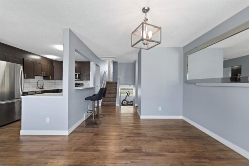 213 25 Avenue Ne, Calgary, AB - Indoor Photo Showing Kitchen