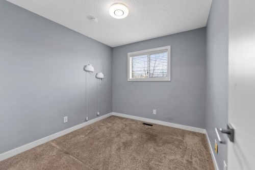 213 25 Avenue Ne, Calgary, AB - Indoor Photo Showing Other Room