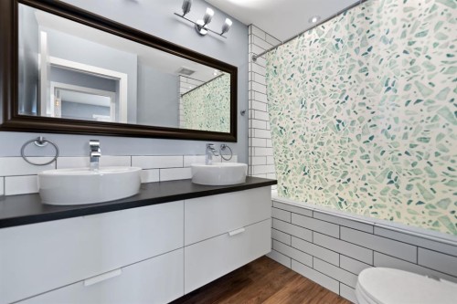 213 25 Avenue Ne, Calgary, AB - Indoor Photo Showing Bathroom