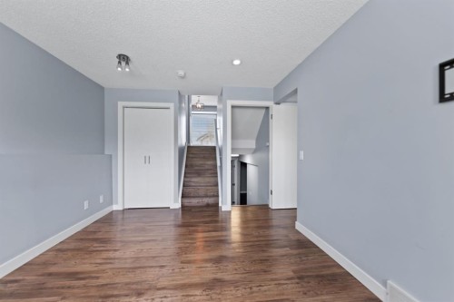 213 25 Avenue Ne, Calgary, AB - Indoor Photo Showing Other Room