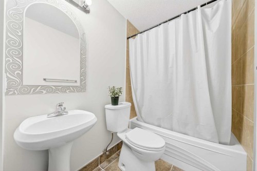 182 Covemeadow Close Ne, Calgary, AB - Indoor Photo Showing Bathroom