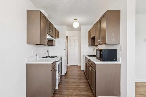 54-366 94 Avenue Se, Calgary, AB - Indoor Photo Showing Kitchen