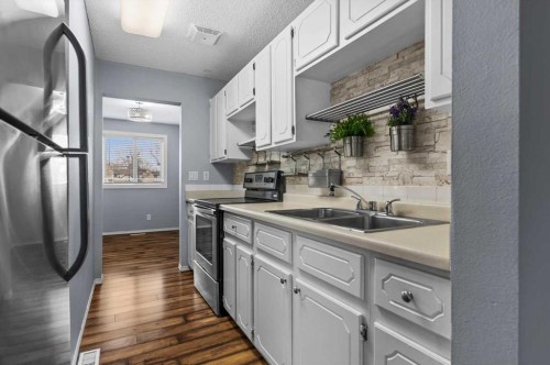 80-2727 Rundleson Road Ne, Calgary, AB - Indoor Photo Showing Kitchen With Double Sink
