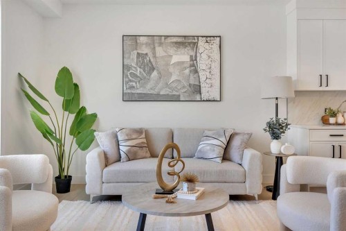 4917 88 Avenue Ne, Calgary, AB - Indoor Photo Showing Living Room