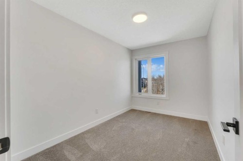 4917 88 Avenue Ne, Calgary, AB - Indoor Photo Showing Other Room