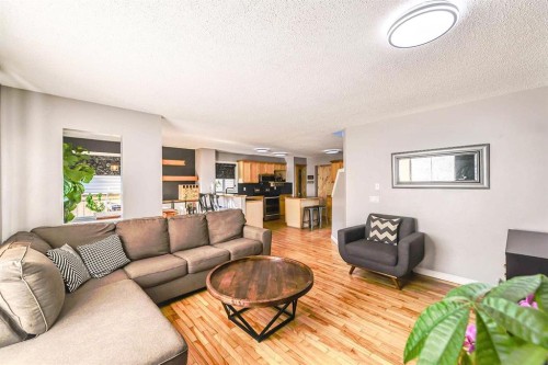 88 Evansford Road Nw, Calgary, AB - Indoor Photo Showing Living Room