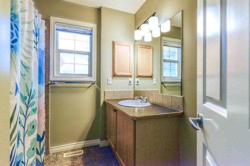 88 Evansford Road Nw, Calgary, AB - Indoor Photo Showing Bathroom