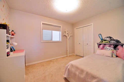 88 Evansford Road Nw, Calgary, AB - Indoor Photo Showing Bedroom