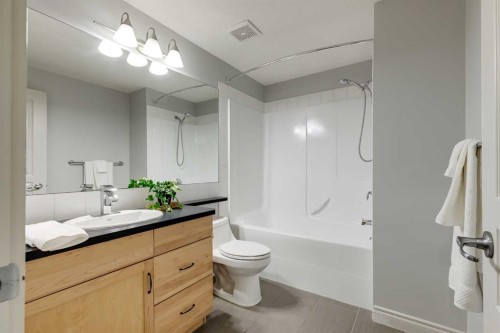 7-181 Rockyledge View Nw, Calgary, AB - Indoor Photo Showing Bathroom