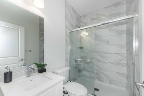 107 Dawson Harbour Court, Chestermere, AB - Indoor Photo Showing Bathroom
