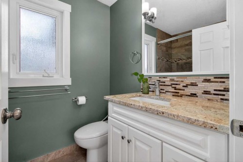 20 Riverwood Crescent Se, Calgary, AB - Indoor Photo Showing Bathroom