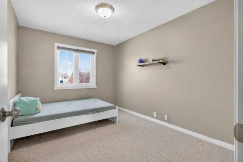 20 Riverwood Crescent Se, Calgary, AB - Indoor Photo Showing Bedroom