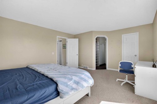 20 Riverwood Crescent Se, Calgary, AB - Indoor Photo Showing Bedroom