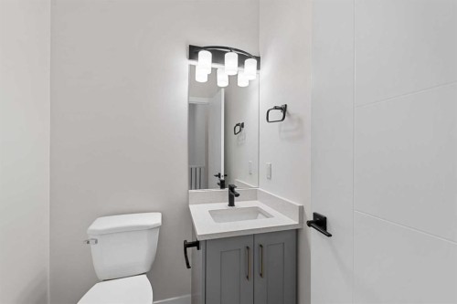 19 Wolf Crescent, Okotoks, AB - Indoor Photo Showing Bathroom
