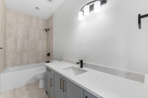 19 Wolf Crescent, Okotoks, AB - Indoor Photo Showing Bathroom