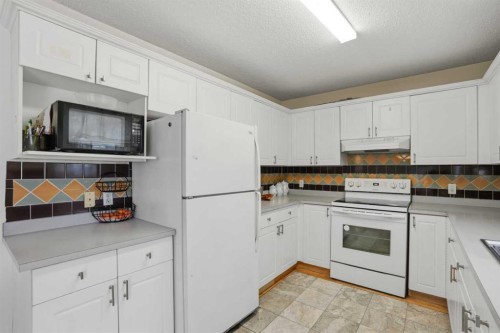 7816 Martha'S Haven Park Ne, Calgary, AB - Indoor Photo Showing Kitchen