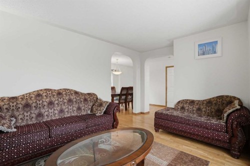 7816 Martha'S Haven Park Ne, Calgary, AB - Indoor Photo Showing Living Room