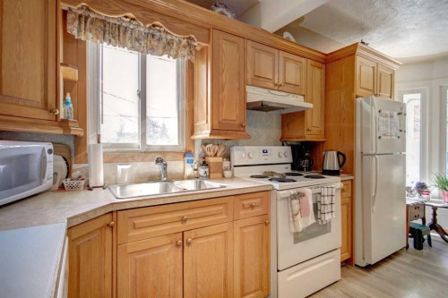 419 2 Street North, Vulcan, AB - Indoor Photo Showing Kitchen With Double Sink
