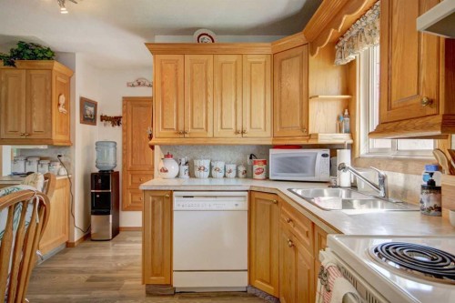 419 2 Street North, Vulcan, AB - Indoor Photo Showing Kitchen With Double Sink