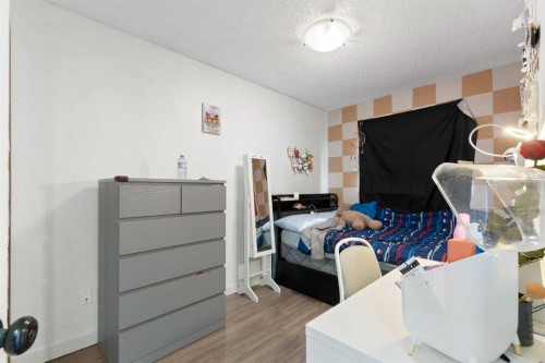 21 Mckernan Road Se, Calgary, AB - Indoor Photo Showing Bedroom