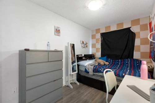 21 Mckernan Road Se, Calgary, AB - Indoor Photo Showing Bedroom