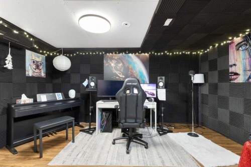 21 Mckernan Road Se, Calgary, AB - Indoor Photo Showing Other Room