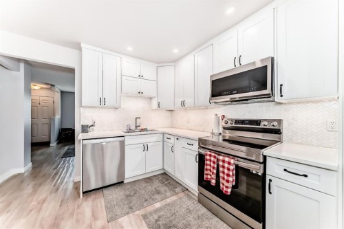 11-800 Bowcroft Place, Cochrane, AB - Indoor Photo Showing Kitchen With Stainless Steel Kitchen With Upgraded Kitchen