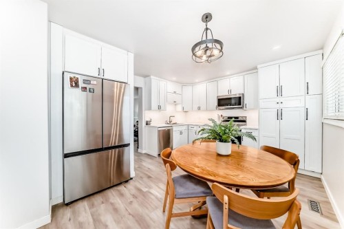 11-800 Bowcroft Place, Cochrane, AB - Indoor Photo Showing Dining Room