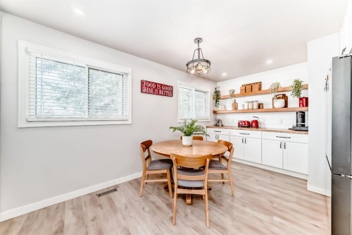 11-800 Bowcroft Place, Cochrane, AB - Indoor Photo Showing Dining Room