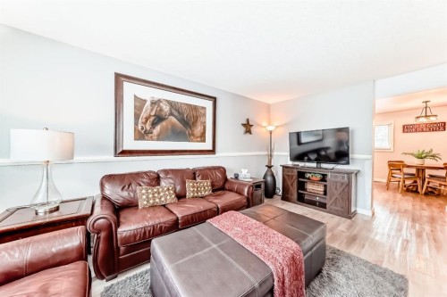 11-800 Bowcroft Place, Cochrane, AB - Indoor Photo Showing Living Room