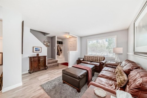 11-800 Bowcroft Place, Cochrane, AB - Indoor Photo Showing Living Room