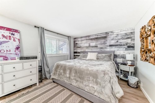 11-800 Bowcroft Place, Cochrane, AB - Indoor Photo Showing Bedroom