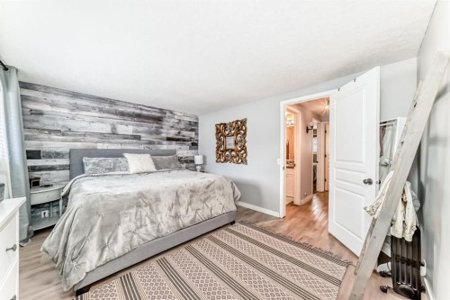 11-800 Bowcroft Place, Cochrane, AB - Indoor Photo Showing Bedroom