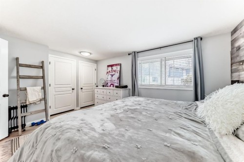 11-800 Bowcroft Place, Cochrane, AB - Indoor Photo Showing Bedroom
