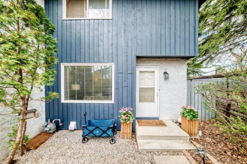 11-800 Bowcroft Place  Cochrane, AB T4C 1B9