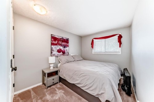11-800 Bowcroft Place, Cochrane, AB - Indoor Photo Showing Bedroom
