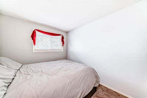 11-800 Bowcroft Place, Cochrane, AB - Indoor Photo Showing Bedroom