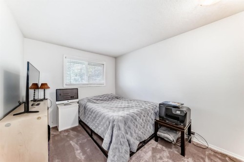 11-800 Bowcroft Place, Cochrane, AB - Indoor Photo Showing Bedroom