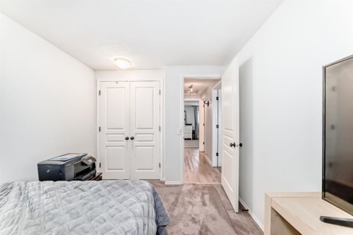 11-800 Bowcroft Place, Cochrane, AB - Indoor Photo Showing Bedroom
