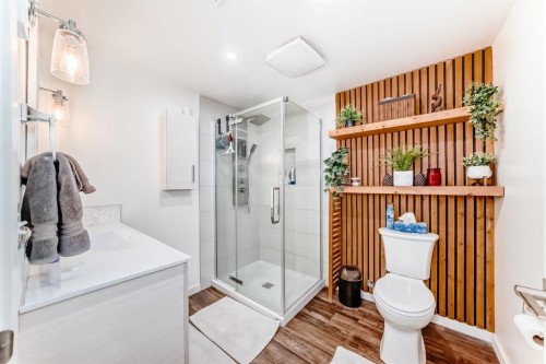 11-800 Bowcroft Place, Cochrane, AB - Indoor Photo Showing Bathroom